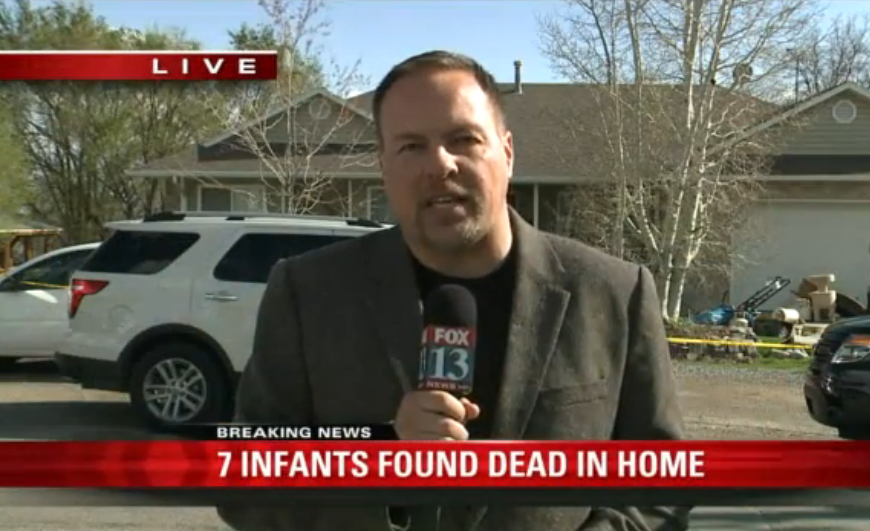 En reporter rapporterar live från platsen för tragedin.